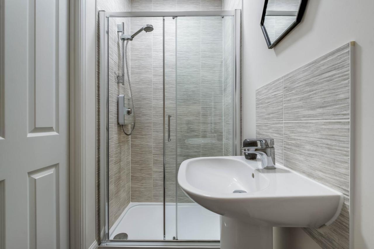 Beautiful And Comfortable Home Away From Home With Free Parking, Fast Wifi And White Crisp Hotel Standard Linen Hosted By Our Home Short Stays Northampton Exterior photo