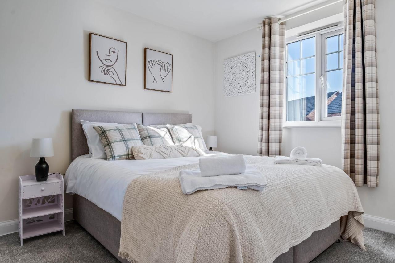 Beautiful And Comfortable Home Away From Home With Free Parking, Fast Wifi And White Crisp Hotel Standard Linen Hosted By Our Home Short Stays Northampton Exterior photo